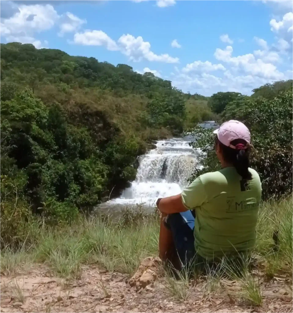 relaxando_na_cachoeira_no_parque_nacional_das_emas_guia_de_turismo_teodora_stang